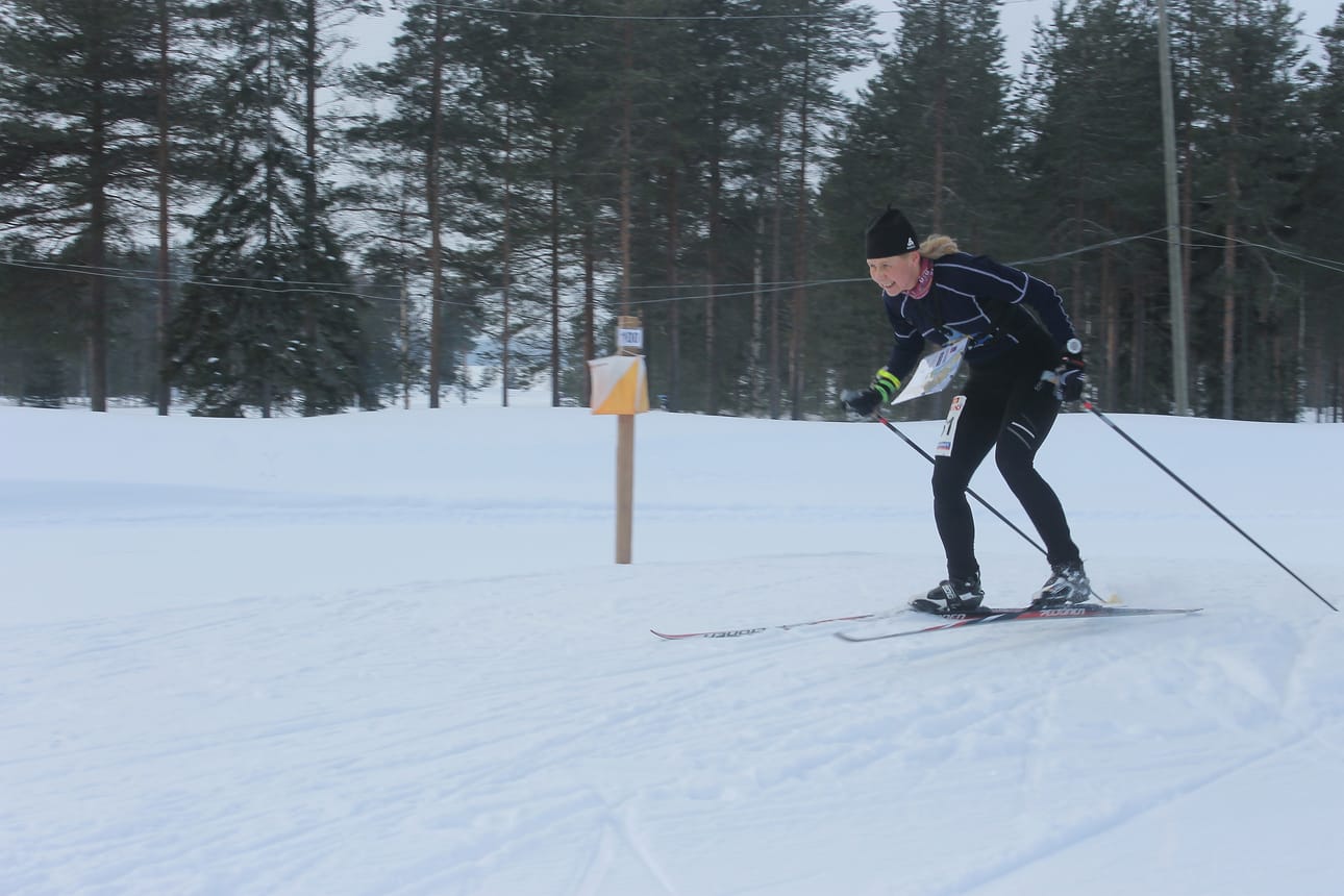 Ulla Silventoisen vauhti oli Posiolla liian kovaa D50-sarjan muille suunnistajille.