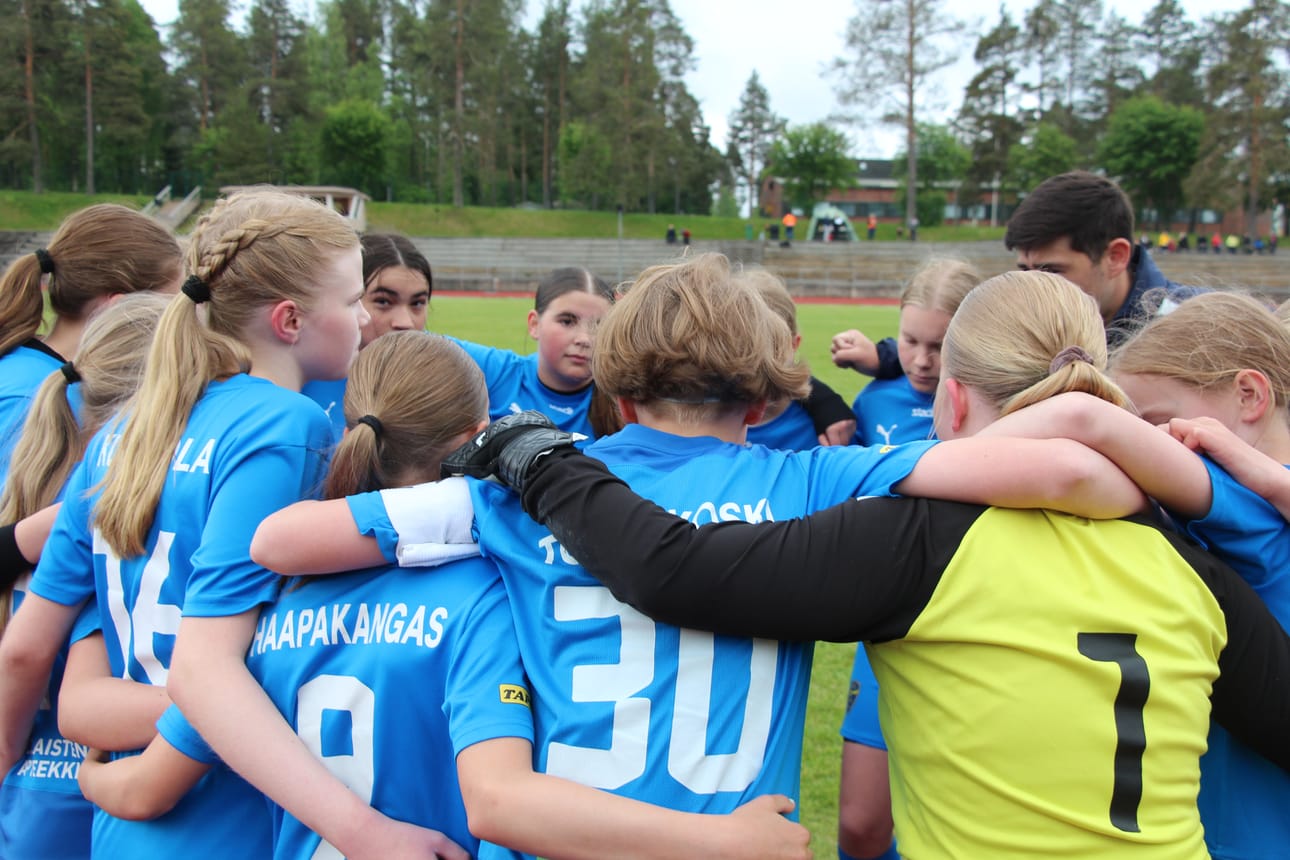 Ottelun alkamisen kynnyksellä pidetään hetki, jossa haetaan yhteishenkeä ja tsempataan yhdessä.