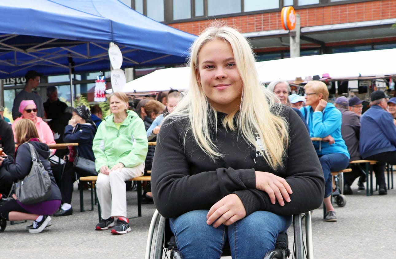 Sini Paukkeri vastaanotti Pudasjärven merkkihenkilö -tunnustuksen Pudasjärven torilla lauantaina.