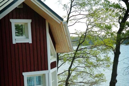 Tältä kesä näyttää parhaimmillaan. Vettä, vihreää maisemaa ja punainen tupa.