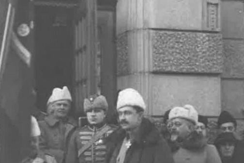 Mannerheim palasi Vaasaan viisivuotismuistojuhlien aikaan vuonna 1923 ja asui tuolloin seurueineen Hotelli Ernstissä, jonka edestä kuva tämä kuva on. Nykyään tästä ovesta mennään Wasa Teaterin Vasallen-näyttämölle.