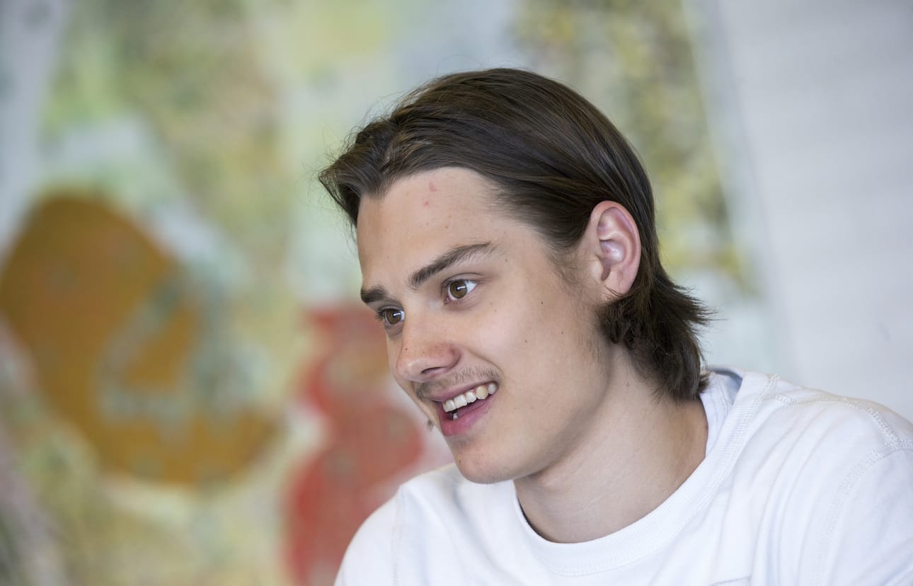 Sebastian Aho laukoi kaksi maalia Carolinalle. Arkistokuva.