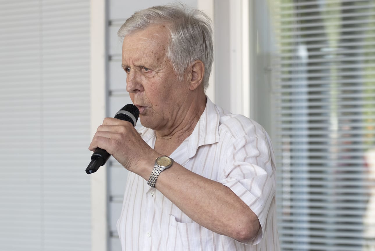 Aaro Asikainen oli tullut Pulkkila-päiville Kestilästä vaimonsa tekopitäjään karaoken innoittamana. Helmi ja Aaro käyvät yleensä aina Pulkkila-päivillä.