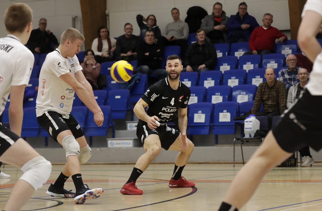Libero Anssi Hakala (4) saa tällä kertaa katsoa vierestä, kuinka yleispelaaja Antti Ronkainen vastaanottaa pallon.