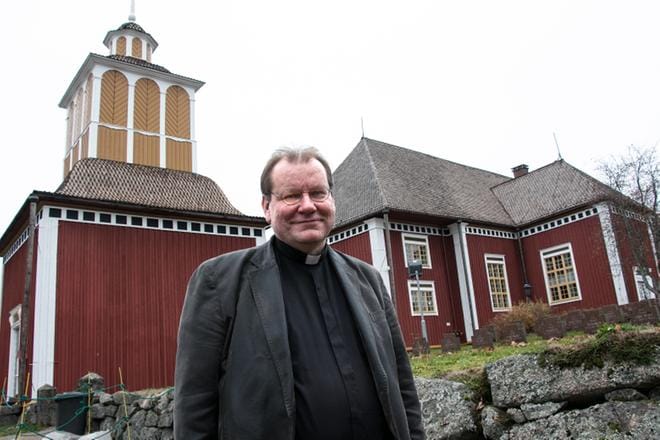 Seppo Myyryläinen on ollut Karvian kirkkoherrana seitsemän vuotta ja tuli sinne kappalaisen virasta Teuvalta. Myyryläinen kokee olevansa nimenomaan Lapuan hiippakunnan pappi, mutta ei toki vastusta, jos seurakunta siirrettään Turun arkkihiippakuntaan. Taustalla näkyvä 220-vuotias Karvian kirkko on saatu juuri peruskorjattua. Hintalappua remontille kertyi vajaa 400 000 euroa, josta kirkkohallituksen avustuksella katettiin puolet. KUVA: JORMA HAVULA