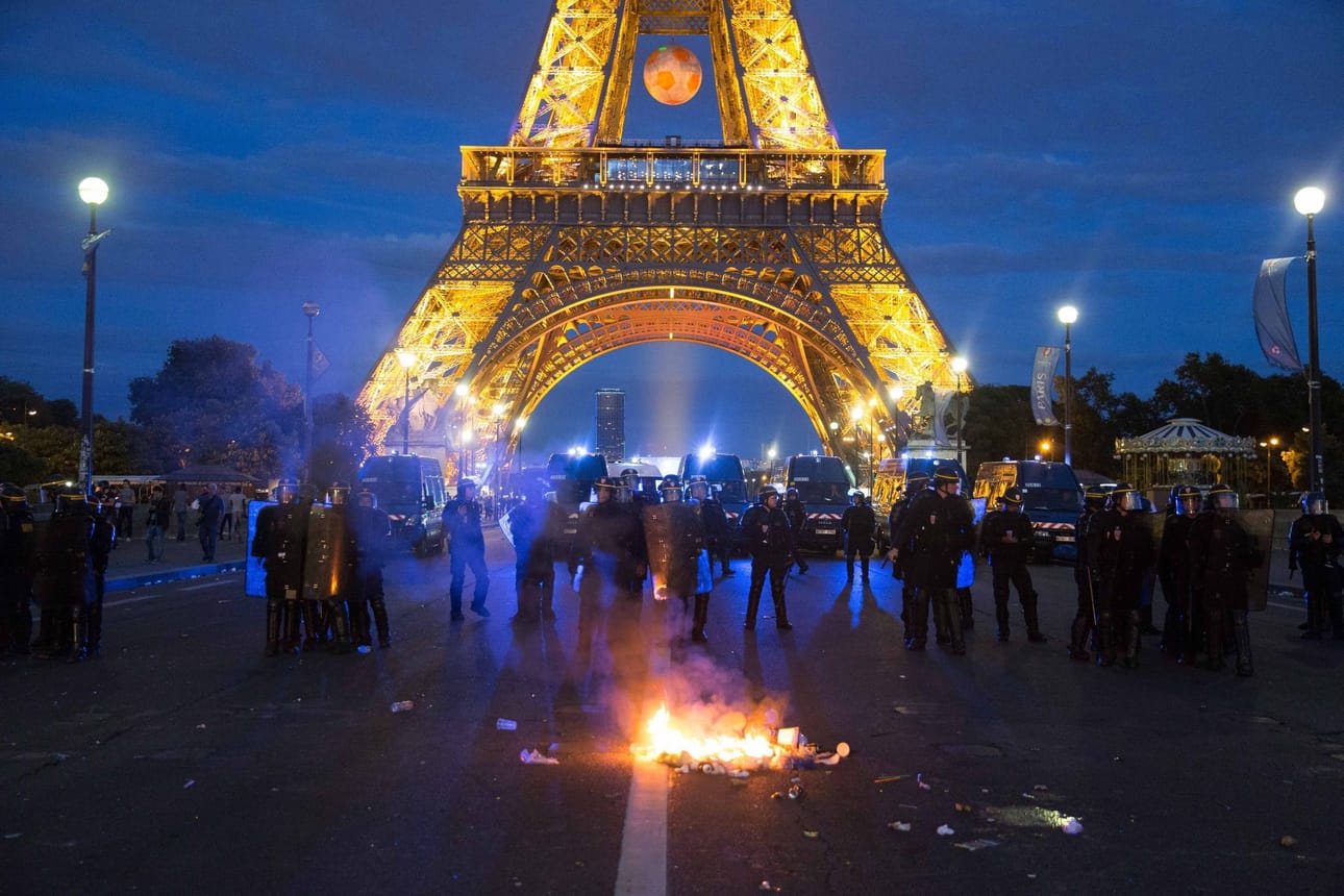 Fanit olivat kerääntyneet Eiffel-tornin juurelle sen jälkeen, kun heiltä estettiin pääsy fanialueelle, joka oli täynnä.