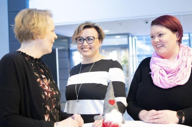 Punaisen Ristin Seinäjoen osaston puheenjohtaja Minna Laihorinne ja Länsi-Suomen piirin sosiaalisen hyvinvoinnin asiantuntija Susanna Kivisalo toivovat, että useat kiinnostuisivat vapaaehtoisesta ystävätoiminnasta. Elisa Lahdenmaa on toiminut vapaaehtoisena ystävänä jo vuosia. KUVA: LIISA SORAMO