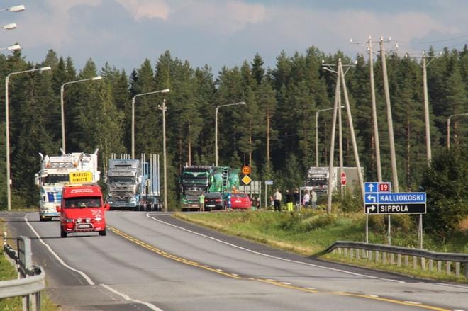 Moni suuntaa Kauhavalla valtatie 19:n varteen katsomaan rekkakulkuetta. ARKISTOKUVA: MIA KÄRKKÄINEN
