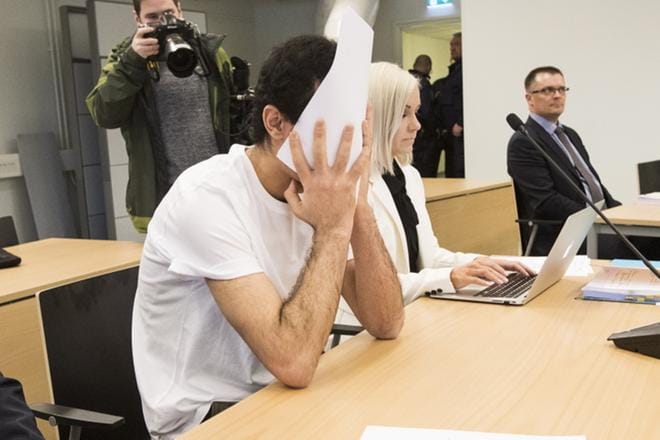 Törkeistä lapseen kohdistuneista seksuaalirikoksista syytetty sai peittää kasvonsa kuvaamisen ajaksi. Hänen vieressään istui tulkki ja hänen avustajansa, asianajaja Ulla-Maija Pöhö. Kuva: Teija Soini