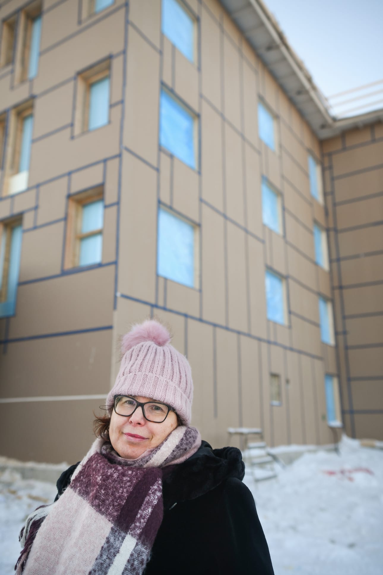 Tuija Vanttaja ja hänen aviomiehensä Timo ovat kesällä muuttamassa uuteen kerrostaloon Kuusamon keskustaan. Talo, johon he muuttavat, sijaitsee Timon mummolan tontilla.