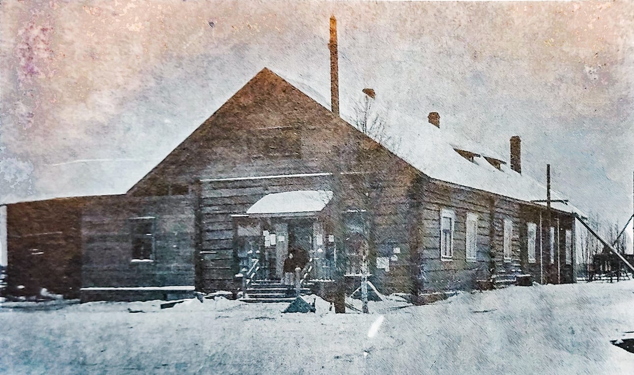 Piippolan Osuuskaupan uusi liikerakennus nousi Töllin kauppakiinteistön tilalle vuoden 1920 tienoilla.