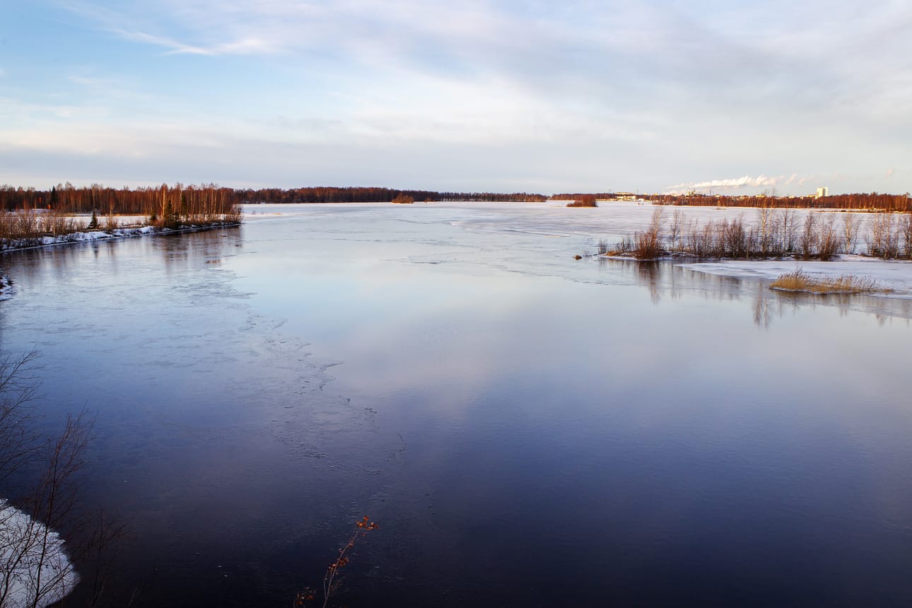 Jäälle ei kannata mennä tällä hetkellä jos ei tiedä mitä on tekemässä. Kuva Kemistä maanantaina.