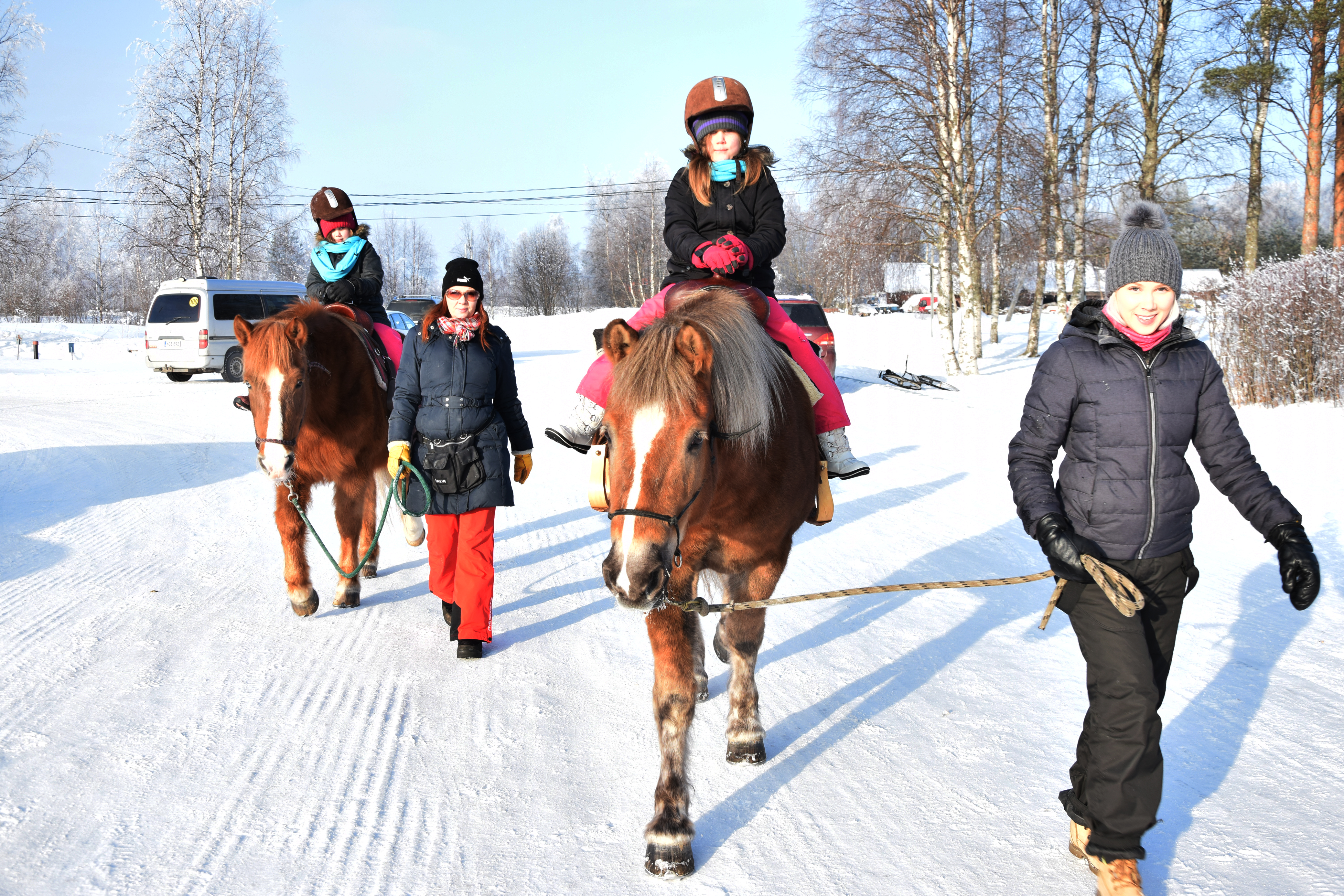 Jos kaukaloon meno ei kiinnostanut, saattoi talvipäivää viettää myös hevosen satulassa.