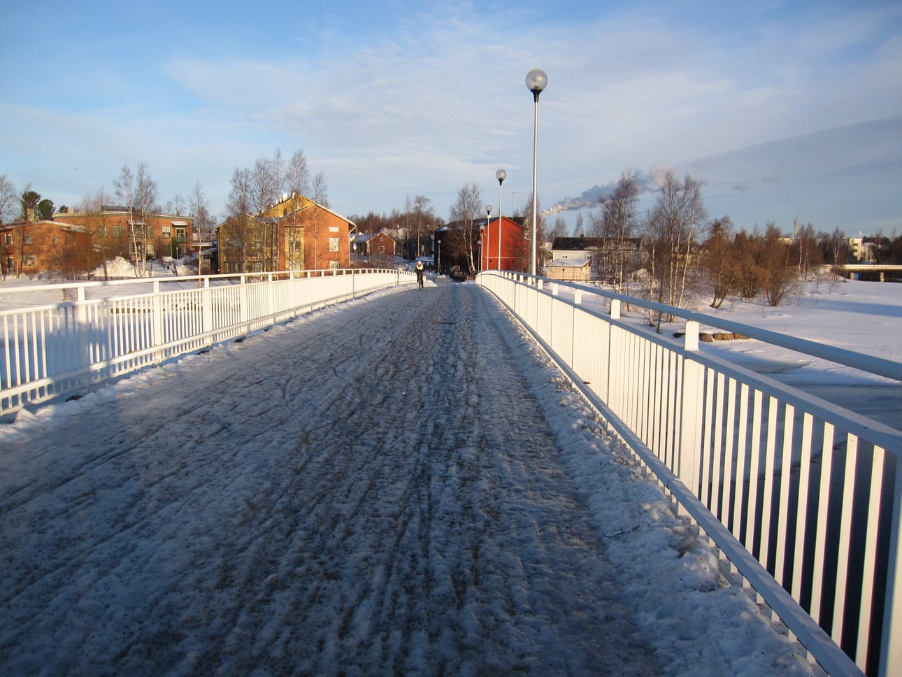 Oulun pyöräteillä on ollut tänään ja eilen hyvin liukasta. Tielle levitetty hiekka on painunut uriin.