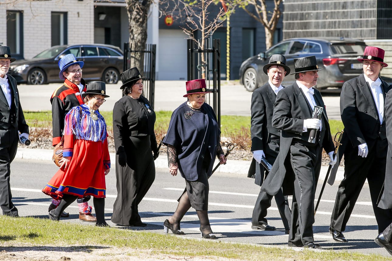 Myös osa kunniatohtoreista osallistui kulkueeseen. Ruhtinas Albert kuitenkin kiirehti oman osuutensa jälkeen lentokoneeseen.