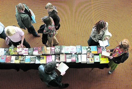 Palautteen perusteella yleisö piti kesäkuussa Oulun teatterin tiloissa järjestetyistä Yöttömän yön kirjamessuista. Pohjois-Suomen messuille tapahtuma tuotti tappiota.