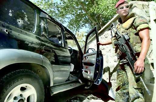 Surmapaikka . Saksalainen Isaf-joukkojen sotilas tutkii autoa, johon varapresidentti Haji Abdul Qadir murhattiin.