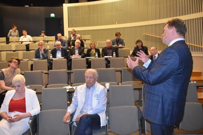 Jouni Kemppainen ja kuusi muuta eurovaaliehdokasta esiintyivät puolityhjälle salille Keskustan Keski-Pohjanmaan piirikokouksessa Pietarsaaressa. Kuva: Tapio Lehtinen