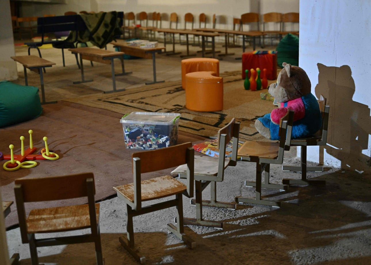 Päätöksen mukaan todisteet osoittavat, että kaapatut lapset ovat joutuneet venäläistämisprosessiin, jossa heille uudelleenkoulutetaan Venäjällä kieltä, kulttuuria ja historiaa. Kuvassa koulussa sijaitseva pommisuoja Kiovassa. LEHTIKUVA / AFP