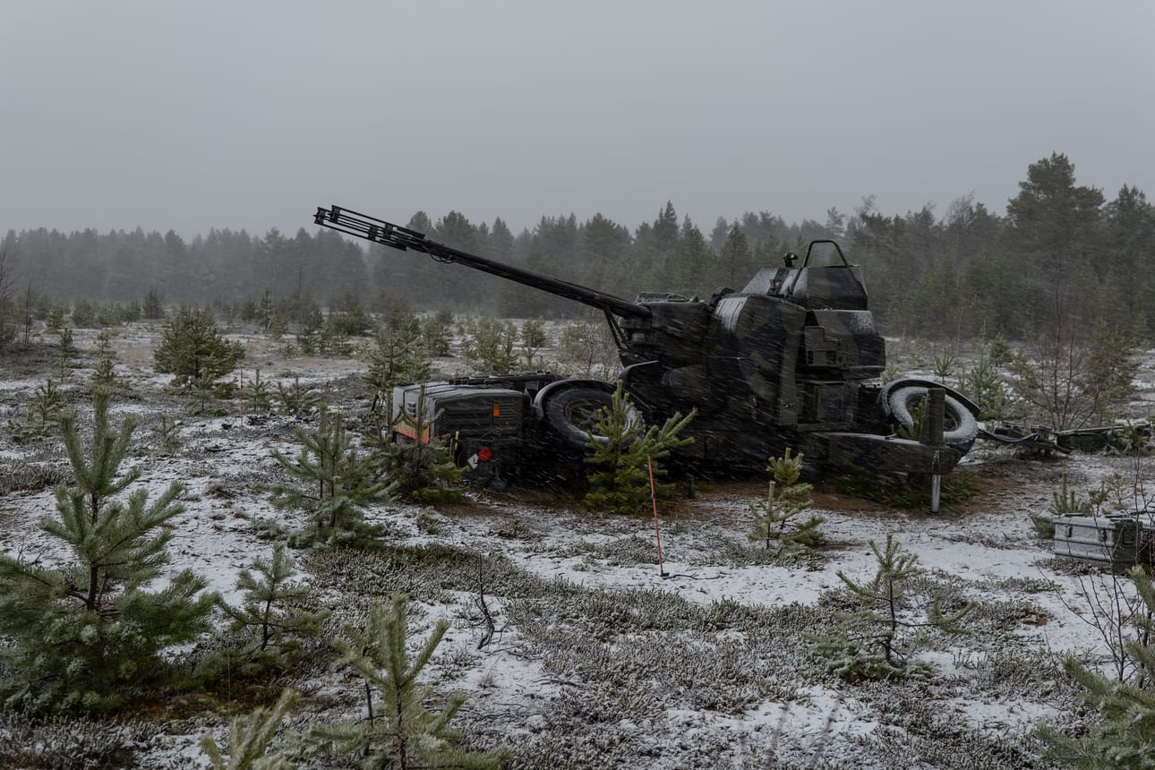 Puolustusvoimien 35 millimetrin sveitsiläinen IT-kanuuna Oerlikon pystyy pudottamaan helikoptereita ja drooneja suurella tulinopeudella useiden kilometrien korkeudesta.