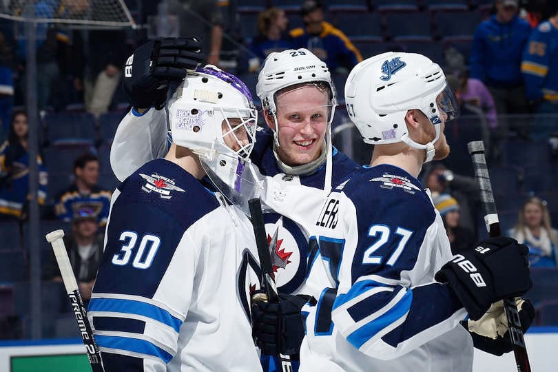 Patrik Laine (keskellä) on myrskynsilmässä Pohjois-Amerikan jääkiekkomediassa.