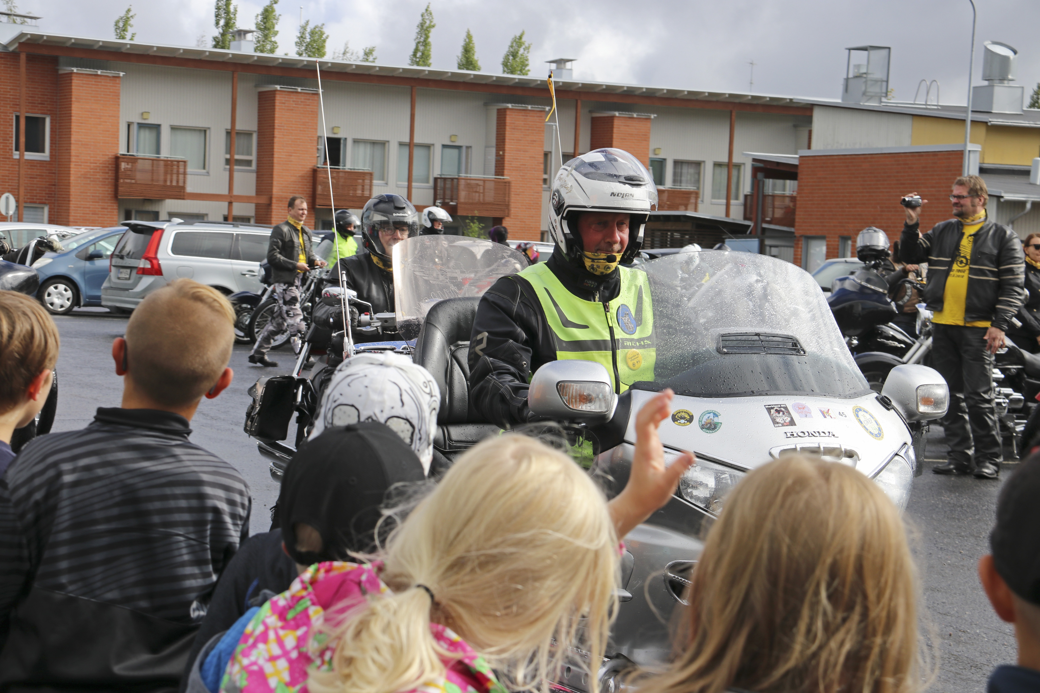 Palloiluhallin pihaan kaarsi maanantaina 78 moottoripyörää. Vierailun päätteeksi koululaiset pääsivät tutustelemaan lähemmin moottoripyöriin ja myös motoristeihin.
