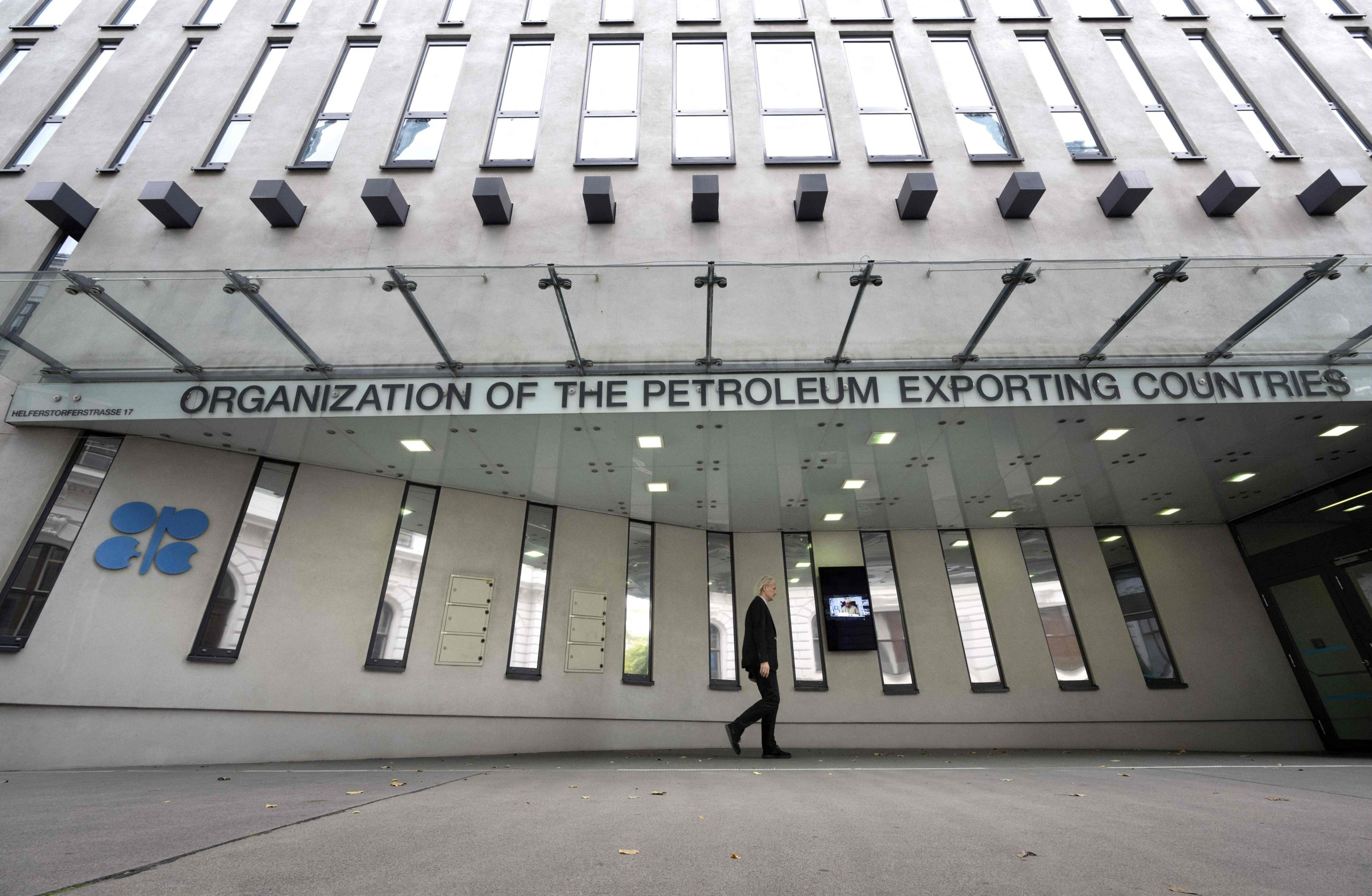 Opec ja sen liittolaiset päättivät pitää öljyntuotannon ennallaan epävarmuuden keskellä
