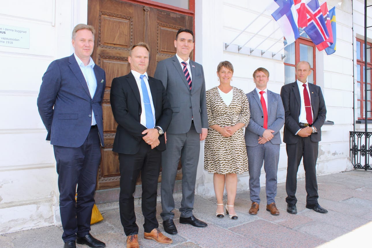 Vasemmalta Mats Brandt, Thomas Söderlund, Aleksandar Janković, Mila Segervall, Peter Grannas ja Henrik Antfolk Raatihuoneen edessä.