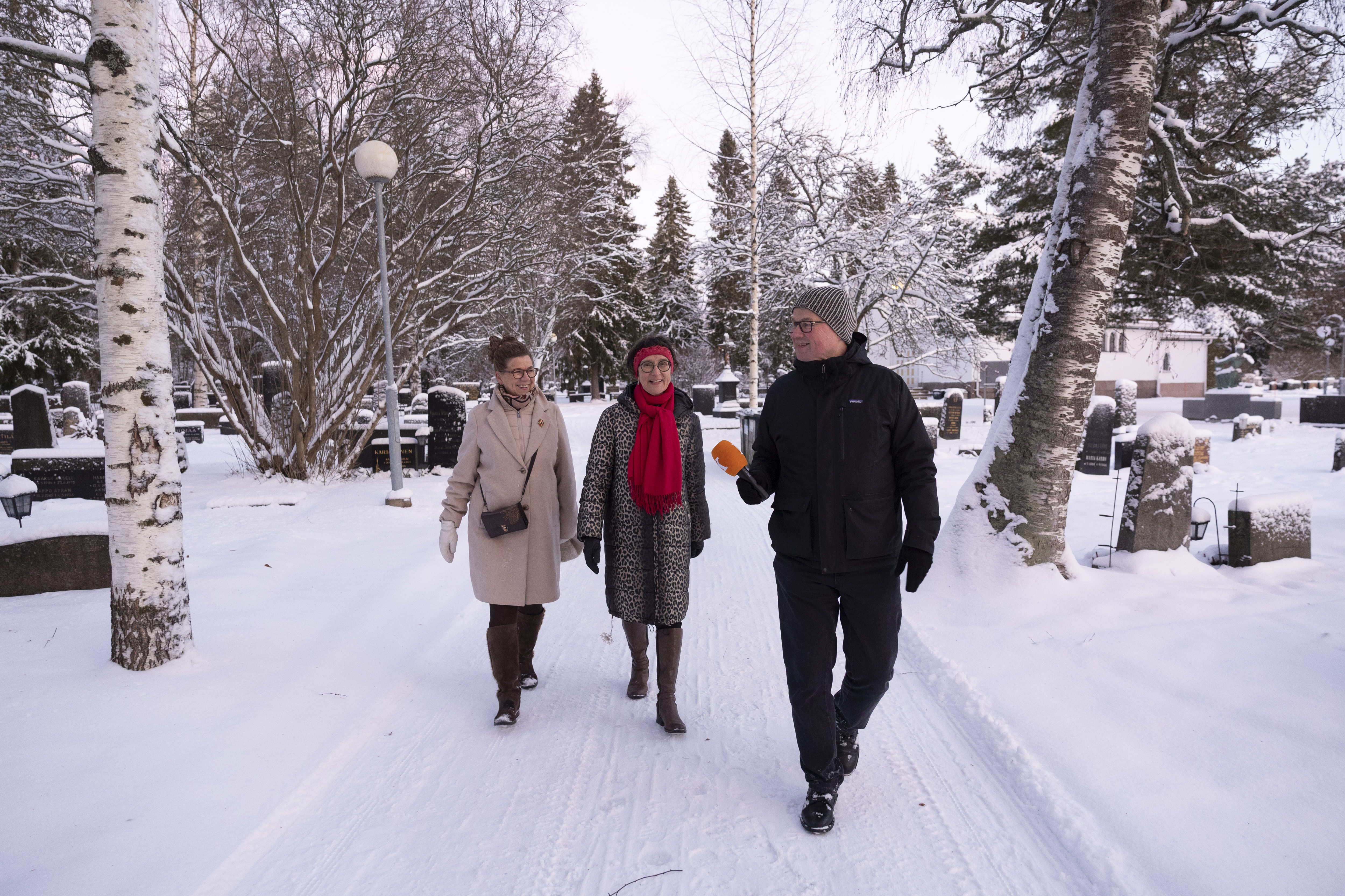 Iltakävelyllä Erkki Hujasen kanssa: Piki-Kallen ja taikurin vaimon tarinat heräävät eloon Oulun hautausmaalla
