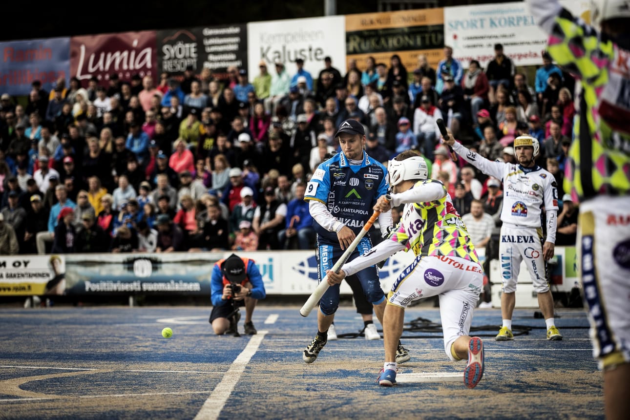 Kempeleen Kiri pelaa suorasta putoamisesta Kankaanpäätä vastaan. Kuva Lipon ja KeKin paikallispelistä heinäkuulta.