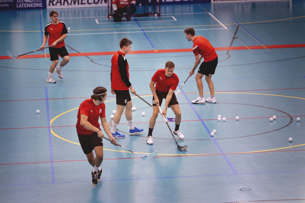 SPV hioi laukauksia keskiviikon iltatreeneissä. Tositoimiin Jukka-Pekka Pelto-Arvo ja muut punapaidat pääsevät vasta 24. syyskuuta.