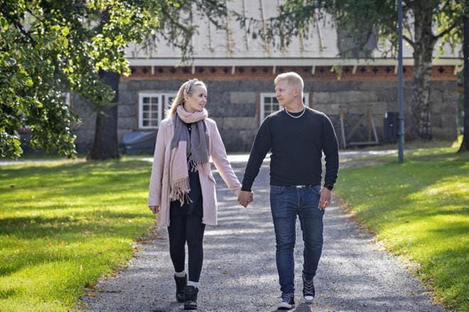 Korona-aika toi erityisjärjestelyjä Mirka Ranta-Ylitalon, 24, ja Niko Topparin, 27, hääjärjestelyihin ja esimerkiksi perinteinen onnittelujono jätettiin pois. Alkuperäinen vierasmäärä hupeni peruuntumisten vuoksi kahdellakymmenellä ja vieraita oli lopulta 61. Palautetta tuli hyvästä tunnelmasta, ruuasta ja onnistuneista juhlista. KUVAT: TANJA KORPELA