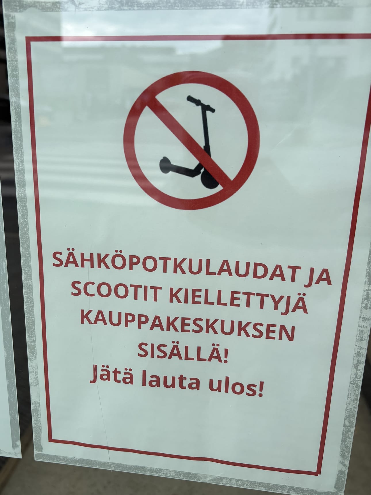 Megakeskuksen ovessa on huomautus, ettei sähköpotkulautoja saa tuoda sisätiloihin.