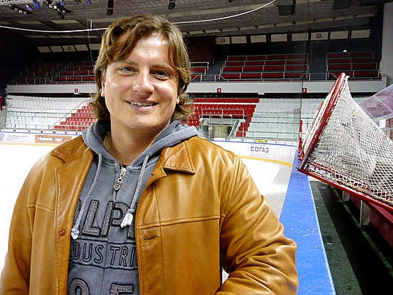 Andrei Potaitshuk viihtyy mainiosti uudessa työssään pelaaja-agenttina. Miehen kasvoilla on edelleen Oulun vuosilta tuttu hyväntuulinen virne.