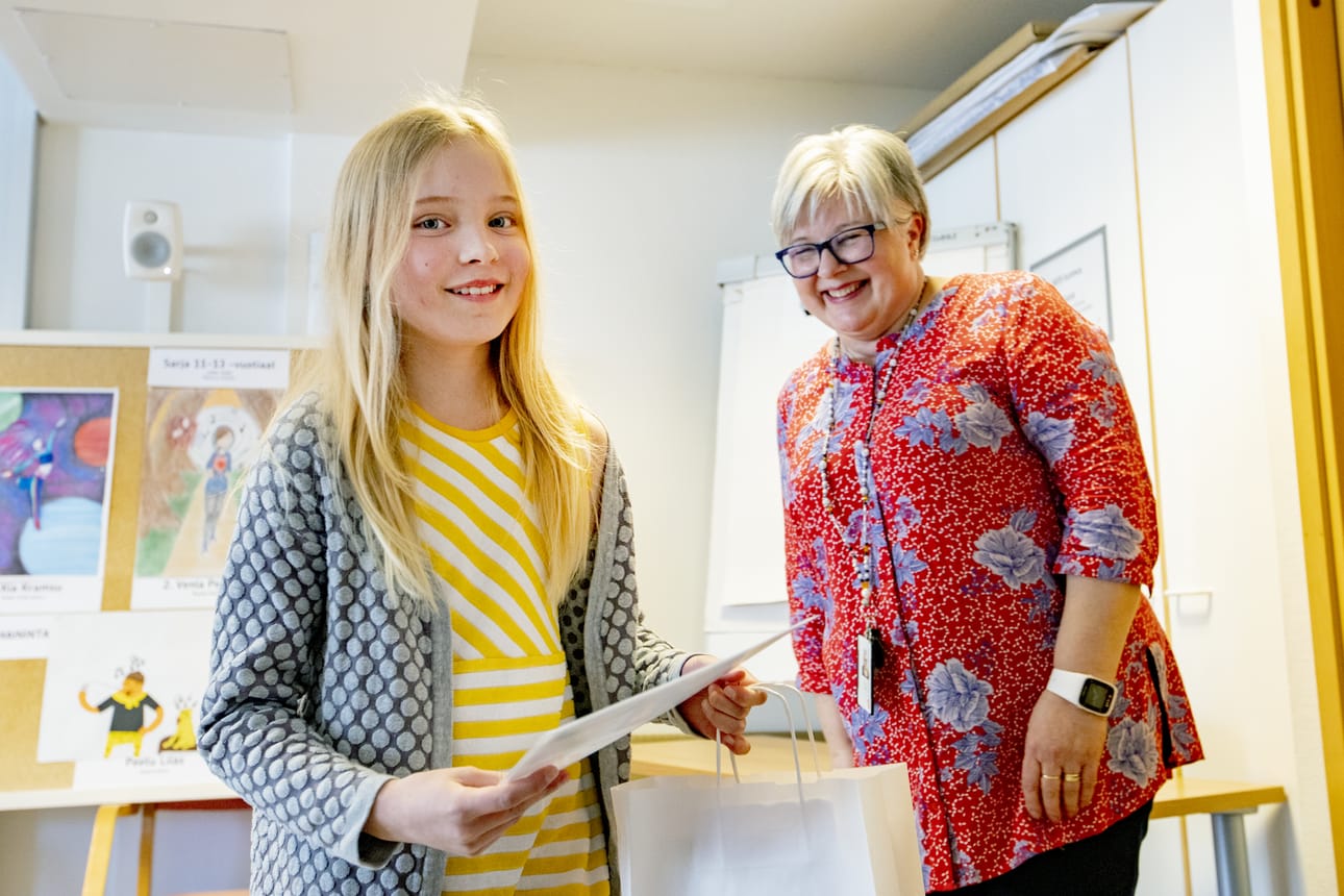 Kisan vanhimmat osallistujat, eli 11-13-vuotiaat, joutuivat pohtimaan sitä, miten äänet vaikuttavat mielialaan. Ilona Sormusen kuvan mukaan iloisia ollaan, kun musiikkia kuunnellaan kaverin kanssa. Taustalla Paula Vedenoja, jolla oli mukava tehtävä palkita voittajia.