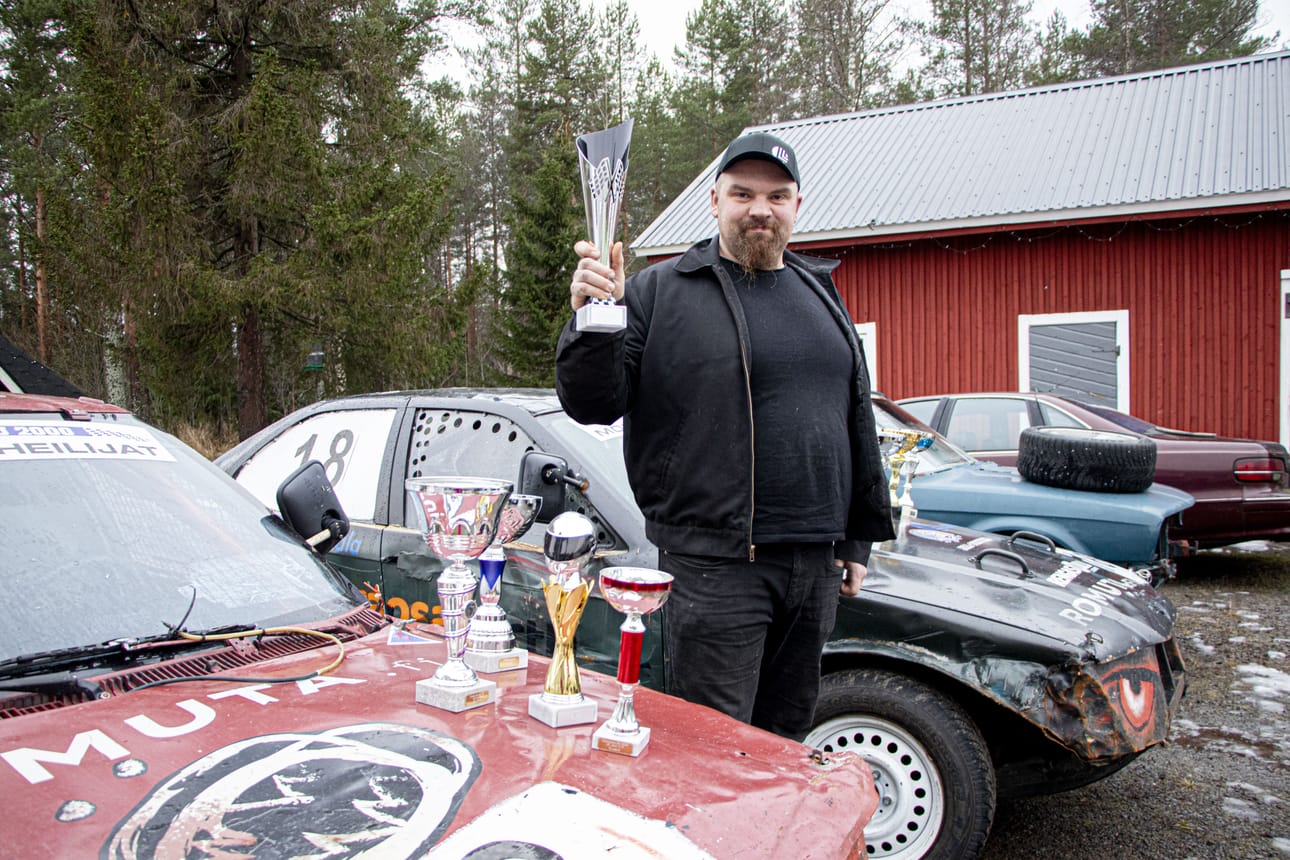 Juhamatti Turpeenoja pitelee kauden makeinta palkintoa, JR-cupin 1 300-luokan voittopokaalia. Kilpa-autojen konepelleillä muita tämän vuoden palkintopyttyjä.