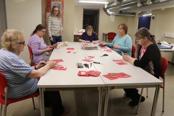 Tarja Korkea-aho, Sirpa Lassila, Pirkko Kujala, Eila Lehtorinne ja Kaisu Penttilä askartelivat joulukortteja Hanna Moisio-Latvalan (seisomassa) johdolla.