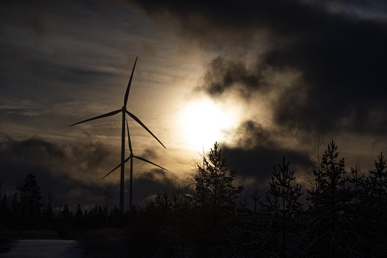Kestävyystutkija Eira Ainalinpää pohtii kirjoituksessaan, kuinka uusiutuva energia tarvitsee entistä laajempia kokonaisvaikutusarviointeja.