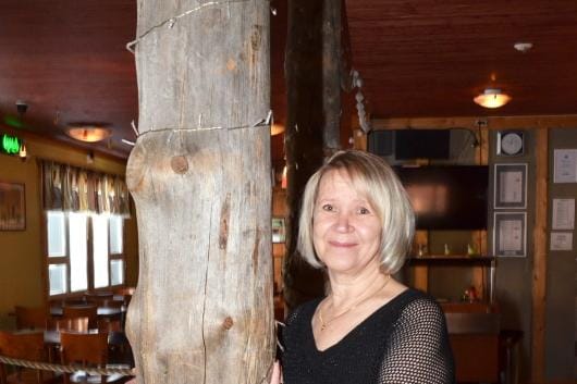 Terttu Kulju on loihtinut Kalossista lämpimän tunnelman ja hyvien pizzojen keitaan. KUVA: MARKKU TURPELA