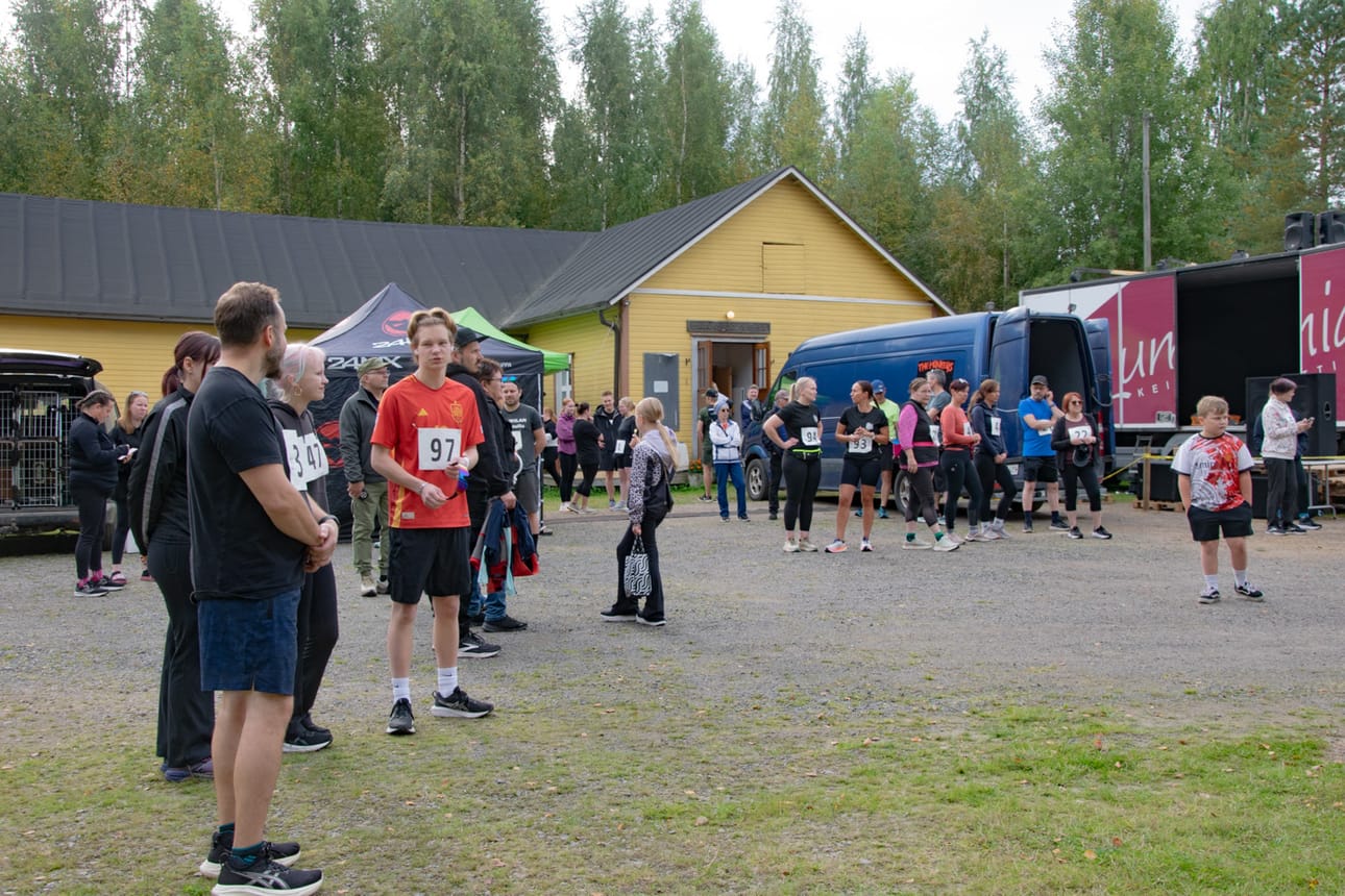 Juoksutapahtuma lähti Mankilan kylätalon Laakson Vesan pihapiiristä.
