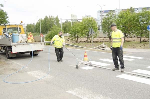 Rauno Kantola ja Seppo Komminaho maalaavat suojatiemerkintöjä Ylioppilaantiellä.