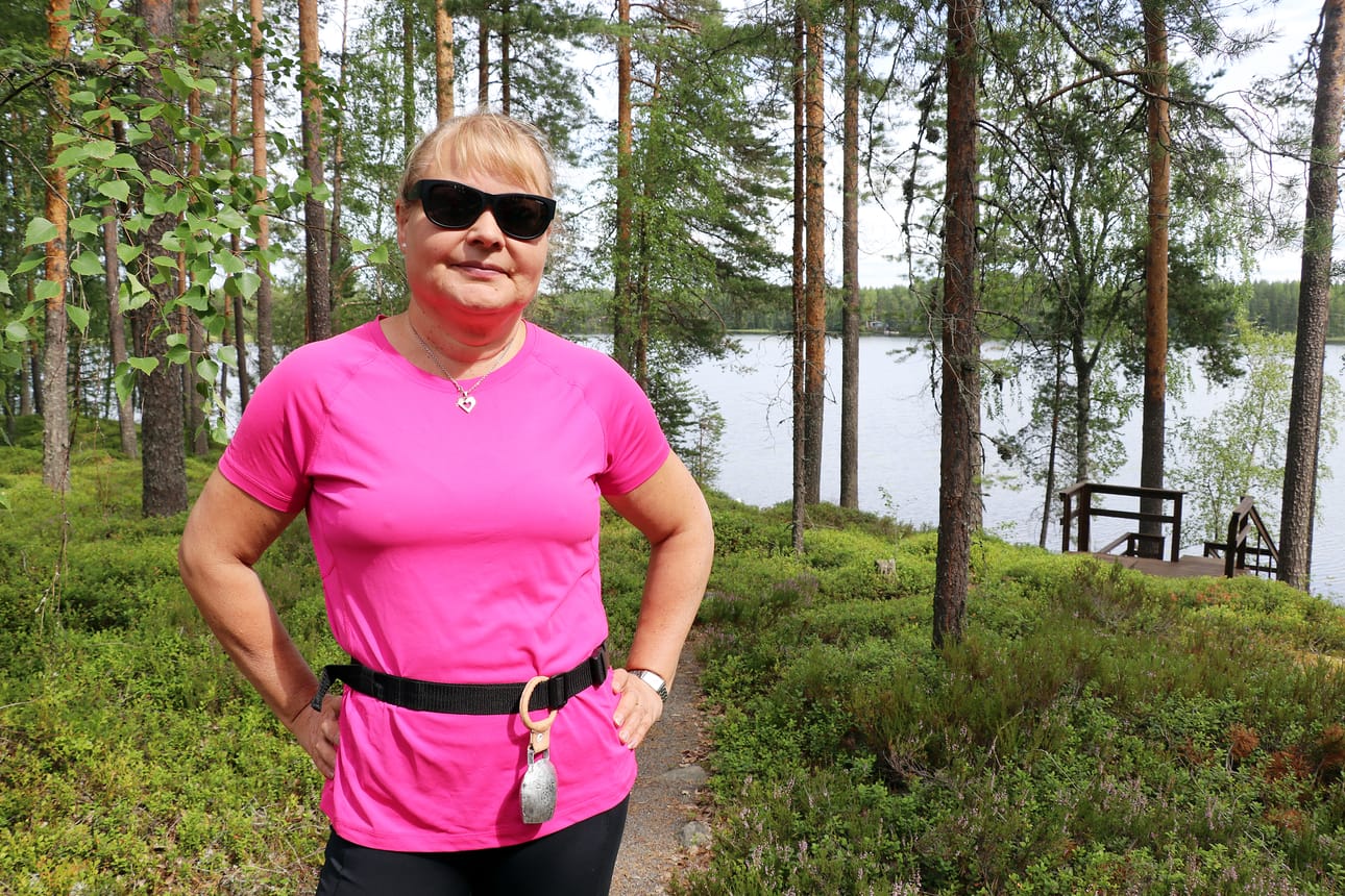 Marjo Vistiaho on innokas lenkkeilijä, jonka askel vie usein metsiin mökkimaisemissa Iiruulla. Vyölaukun remmissä kilisee silloin Italiasta ostettu lehmänkello.