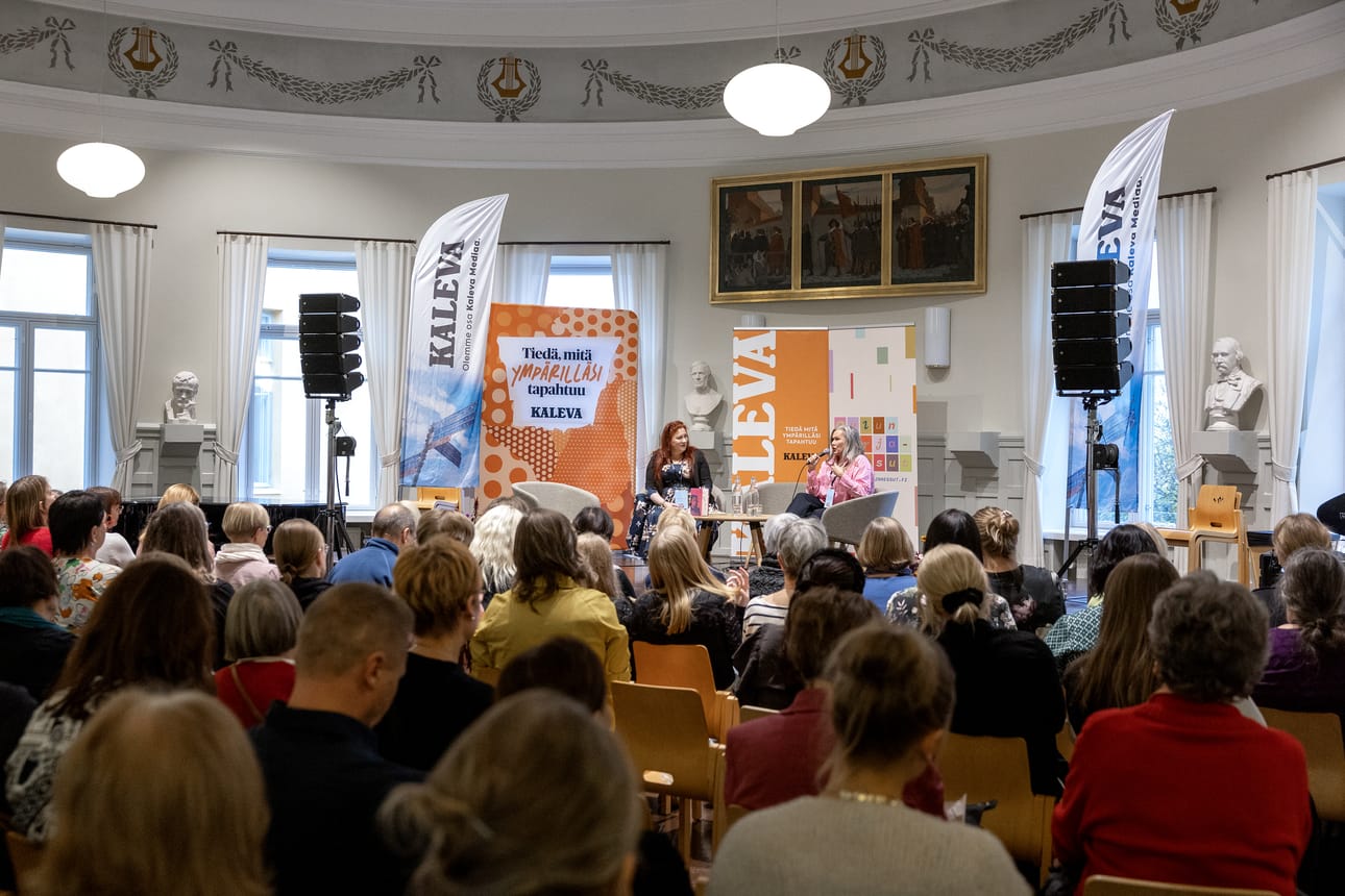 Kirjamessujen pääohjelma rakentuu kirjailijahaastatteluihin, joita järjestetään lauantaina ja sunnuntaina pitkin päivää eri kohteissa. Kuva vuoden 2025 messuilta Oulun lyseon juhlasalista.