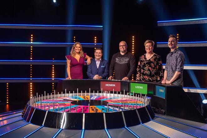 Onnenpyörän kevätkauden avaavat Henrik Hollolasta sekä tamperelaiset Leena ja Linus. Sara Sieppi ja Jethro Rostedt ovat vakiokalustoa. KUVA: TV5