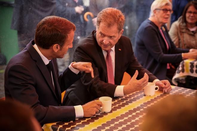 Presidentti Sauli Niinistö vei ranskalaisen virkaveljensä torikahveille Helsingin Kauppatorille. KUVA: Matti Porre