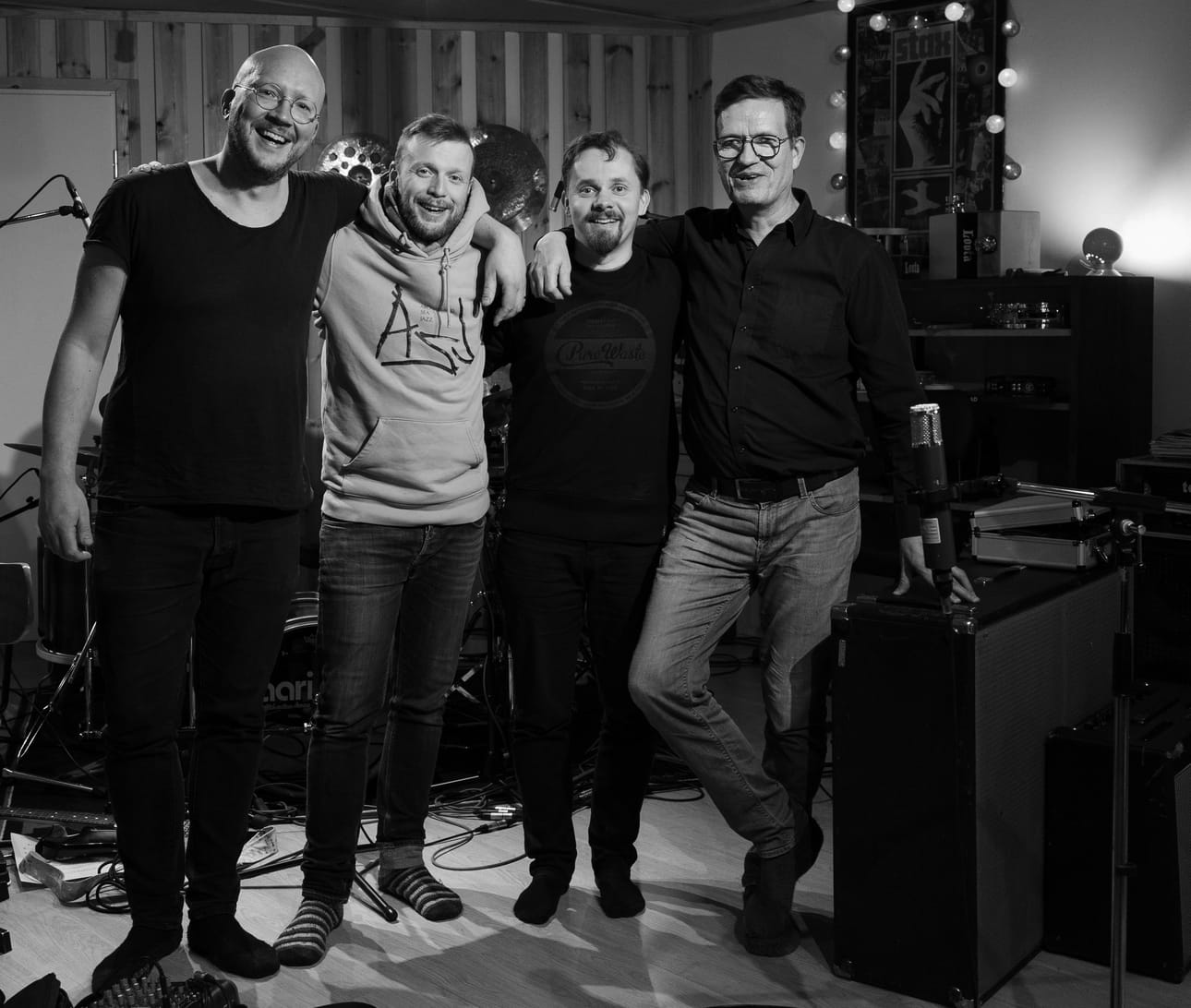 Marzi Nyman (vas.), Jaska Lukkarinen, Ville Herrala ja Seppo Istukaissaari studiossa Seinäjoella. Pian muusikot yhdistävät voimansa Seinäjoen kaupunginorkesterin kanssa.