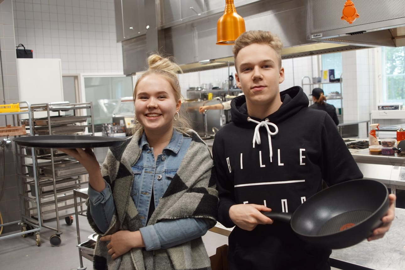 Lapin koulutuskeskus REDU:n opiskelijat Sandra Salminen ja Eetu Tolppanen suorittavat työssäoppimisen Thaimaassa. Luvassa on töitä Suomen suurlähetystössä sekä bangkokilaisissa ravintoloissa.