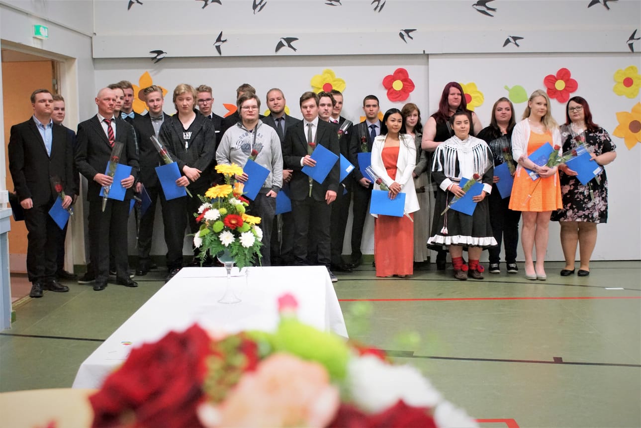 Keskiviikon juhlassa kaikki tänä vuonna Pudasjärven yksiköstä ammattiin valmistuneet eivät olleet todistuksiaan noutamassa, vaan töissä.