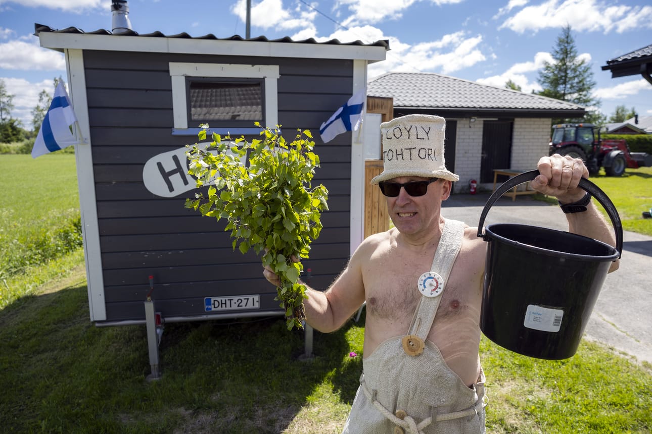 Teuvalainen Ismo "Löylytohtori" Rinteelä on Siirrettävien Saunojen Kokoontumisajot ry:n puheenjohtaja. Siirrettäviä saunoja hänen pihapiiristään löytyy kolme kappaletta.