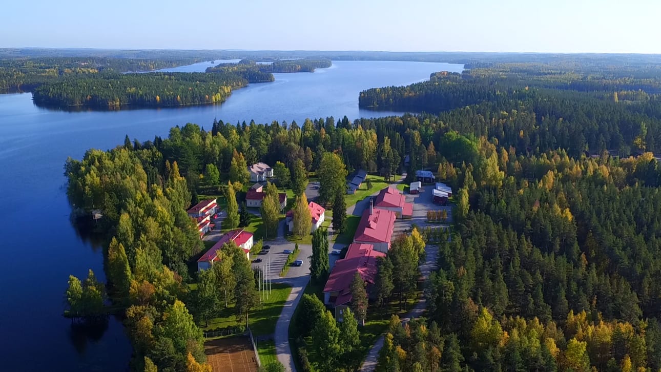 Purettavat rakennukset näkyvät Tuomarniemen ilmakuvassa punakattoisina rakennuksina oikealla.